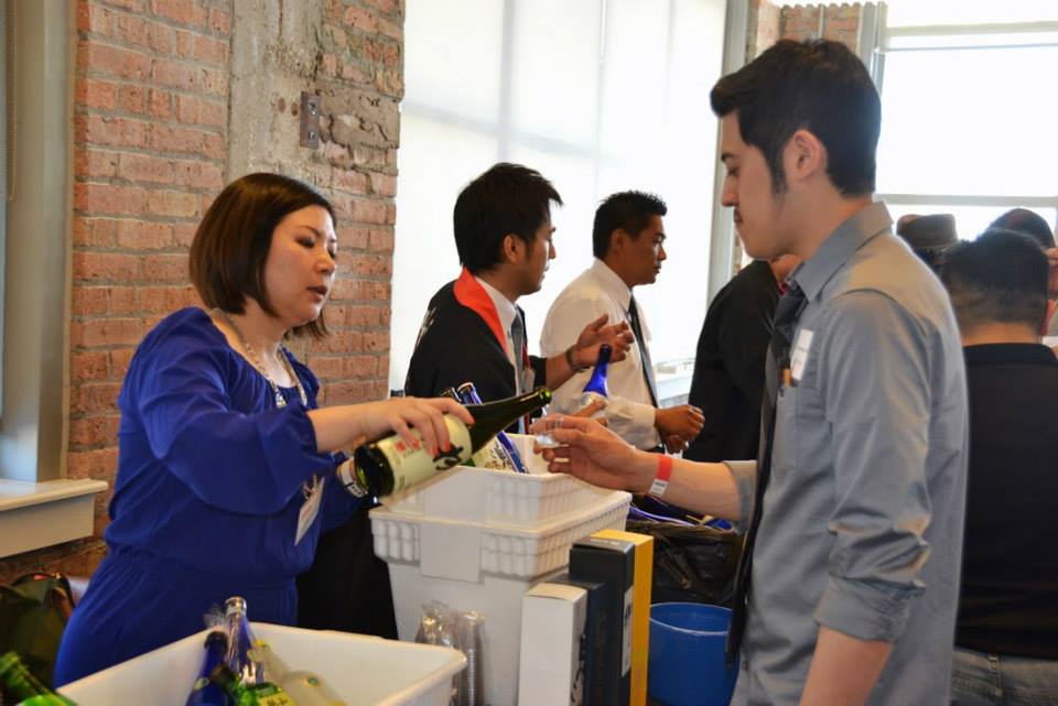 Aya Nomoto pouring sake